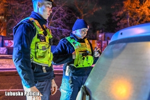 policjanci prowadzą kontrolę drogową