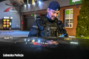 policjanci prowadzą kontrolę drogową