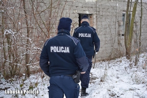 policjanci w zimowej scenerii
