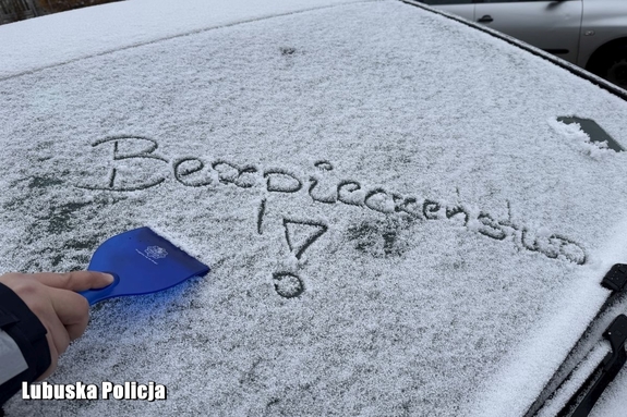 ręka odśnieża szybę