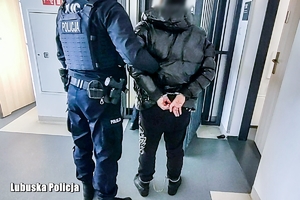 policjant prowadzi mężczyznę