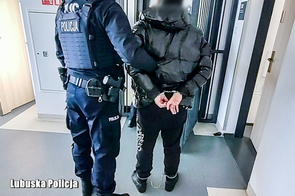 policjant prowadzi mężczyznę