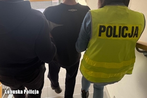 policjanci prowadzą mężczyznę