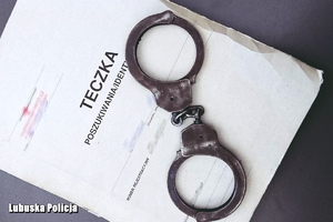 kajdanki leżą na teczce