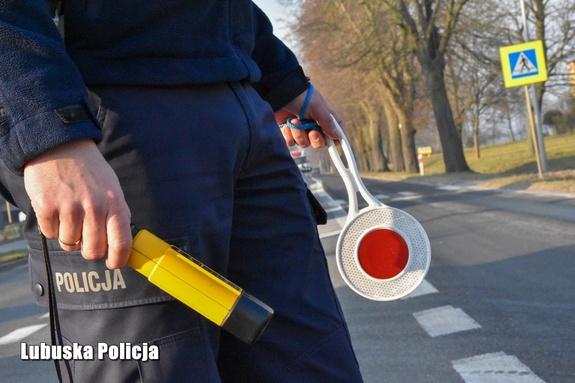 policjant trzyma urządzenie kontrolujące trzeźwość