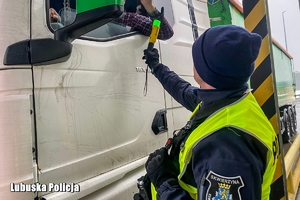 policjant sprawdza trzeźwość kierowcy