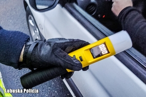 policjant sprawdza trzeźwość kierowcy