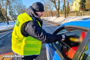 policjant sprawdza trzeźwość kierowcy