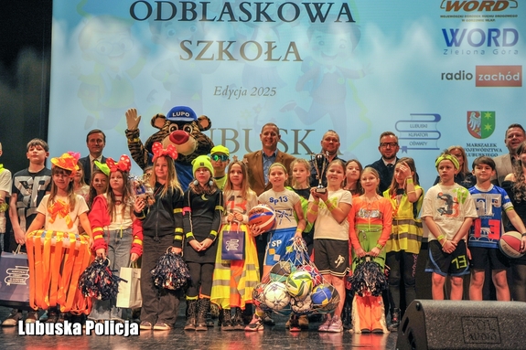 uczestnicy konkursu na scenie