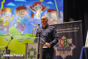 policjant przemawia ze sceny