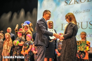 wręczenie nagród na scenie