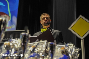 mężczyzna przemawia ze sceny