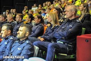 policjanci siedzą na widowni