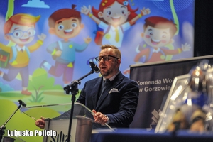 mężczyzna przemawia ze sceny