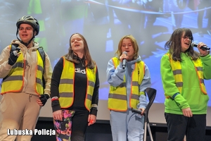 śpiewające dzieci na scenie