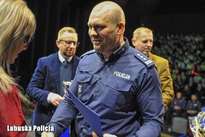 policjant wręcza nagrodę