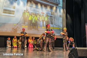 występ dzieci na scenie