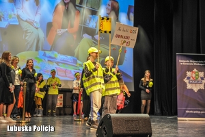 występ dzieci na scenie