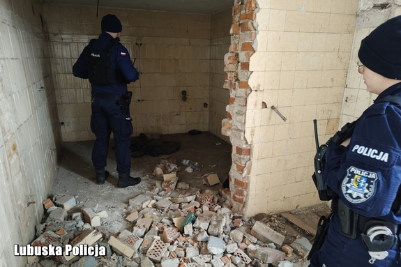 policjanci sprawdzają pustostan