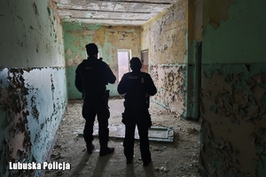 policjanci sprawdzają pustostan