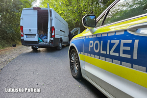 radiowóz i bus na drodze