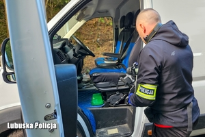policjant prowadzi oględziny busa