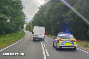 radiowóz jedzie za busem