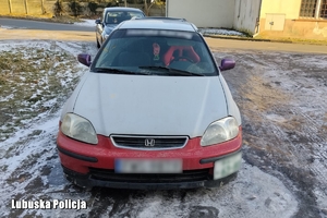 samochód na poboczy