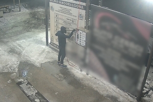 mężczyzna włamuje się do automatu