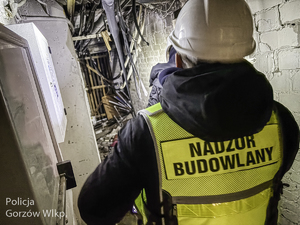 pracownik nadzoru budowlanego na miejscu wybuchu