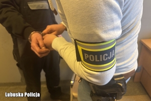 policjant zakłada kajdanki mężczyźnie