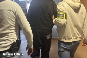 policjanci prowadzą mężczyznę