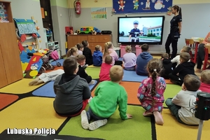 mundurowi rozmawiają z dziećmi