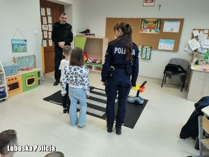 mundurowi rozmawiają z dziećmi