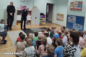 mundurowi rozmawiają z dziećmi