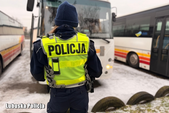 policjantka podczas kontroli autokaru