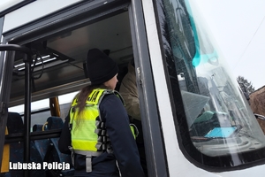 policjantka podczas kontroli autokaru