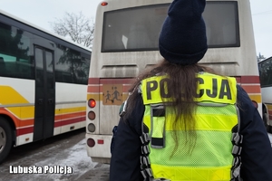 policjantka podczas kontroli autokaru