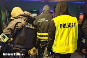 służby w lokalu z nielegalnymi automatami