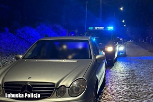 samochód i radiowóz na drodze