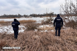 mundurowi nad rzeką