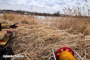 mundurowi nad rzeką