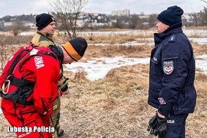 mundurowi nad rzeką