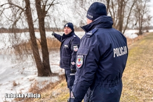 mundurowi nad rzeką