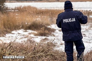 mundurowi nad rzeką