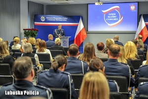 osoby na sali konferencyjnej