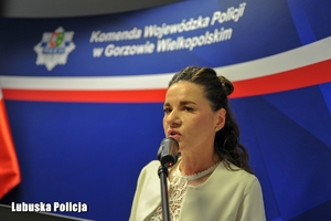 kobieta przemawia przez mikrofon