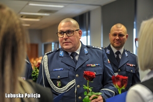 kadra kierownicza lubuskiej policji wręcza kwiaty