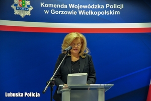 Kobieta w trakcie przemowy