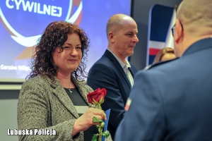 Kobieta z kwiatem w ręku